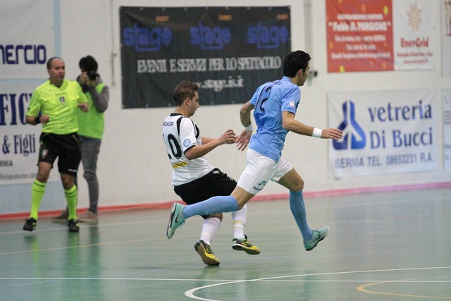 拉普拉塔大学生抗议阿足协新规，背身列队迎接联赛冠军罗萨里奥