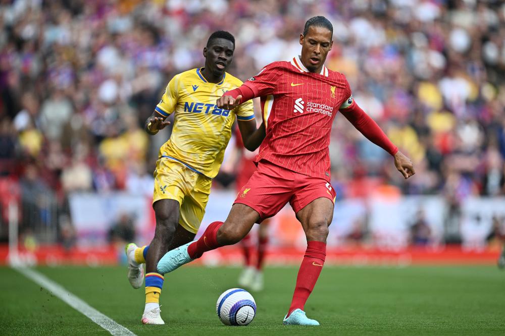 乔治娜晒在卡塔尔海边照片，蓝色紧身连衣裙尽显曼妙身姿