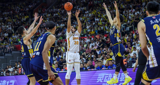 官方：蔚山球员李东炅当选2025年K1联赛MVP；本赛季13球12助